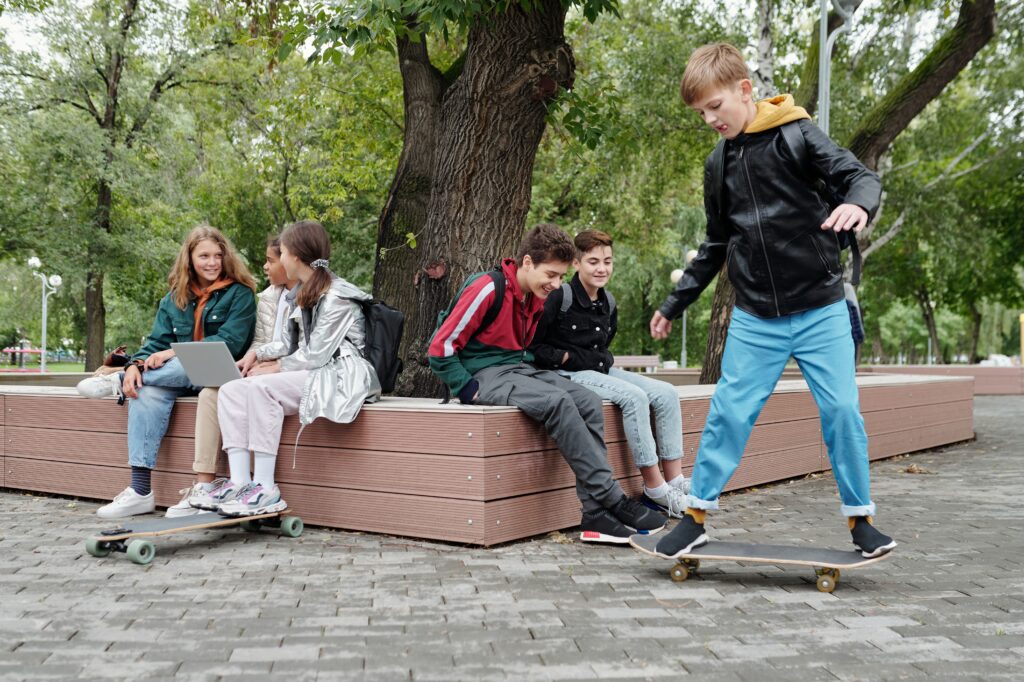 Jongeren en begeleider in een schoolsituatie